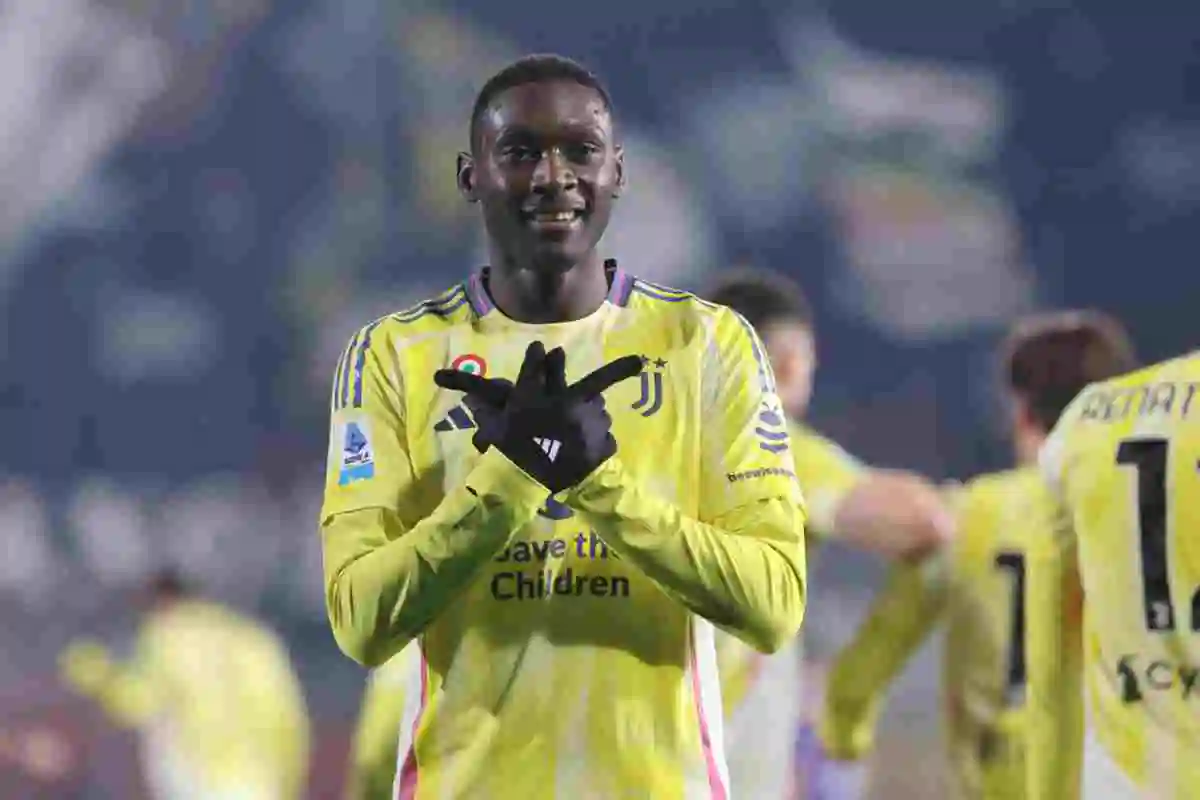 Kolo Muani esulta con la maglia della Juventus dopo il gol contro il Como al 'Sinigaglia'