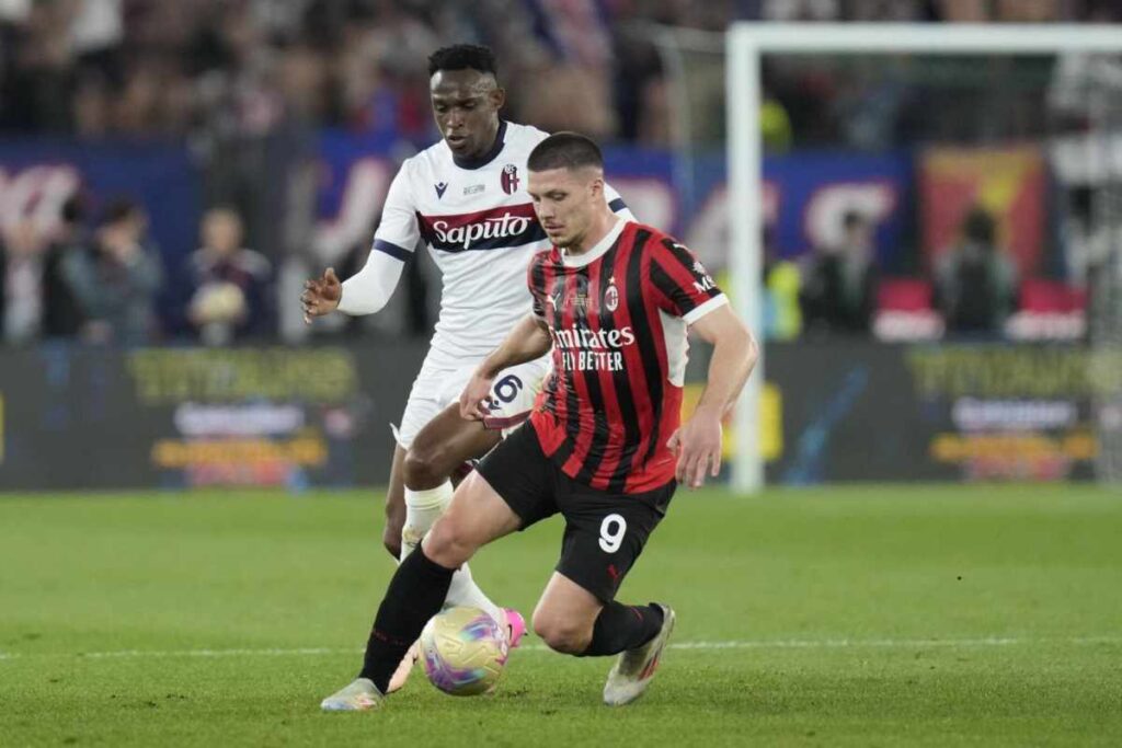 Lucumí in contrasto con Luka Jović nella finale di Coppa Italia Frecciarossa 2024/2025.