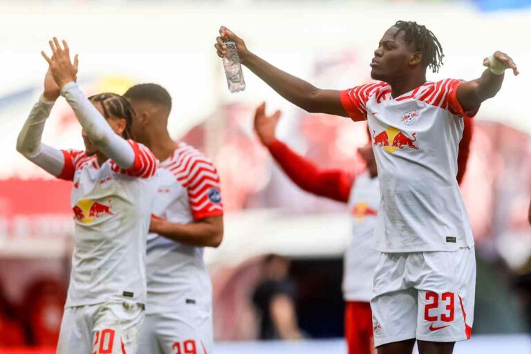 Lukeba esulta con i compagni