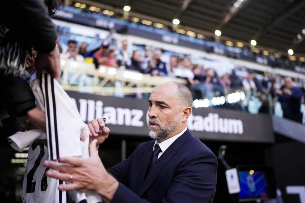 Tudor firma autografi ai tifosi della Juventus