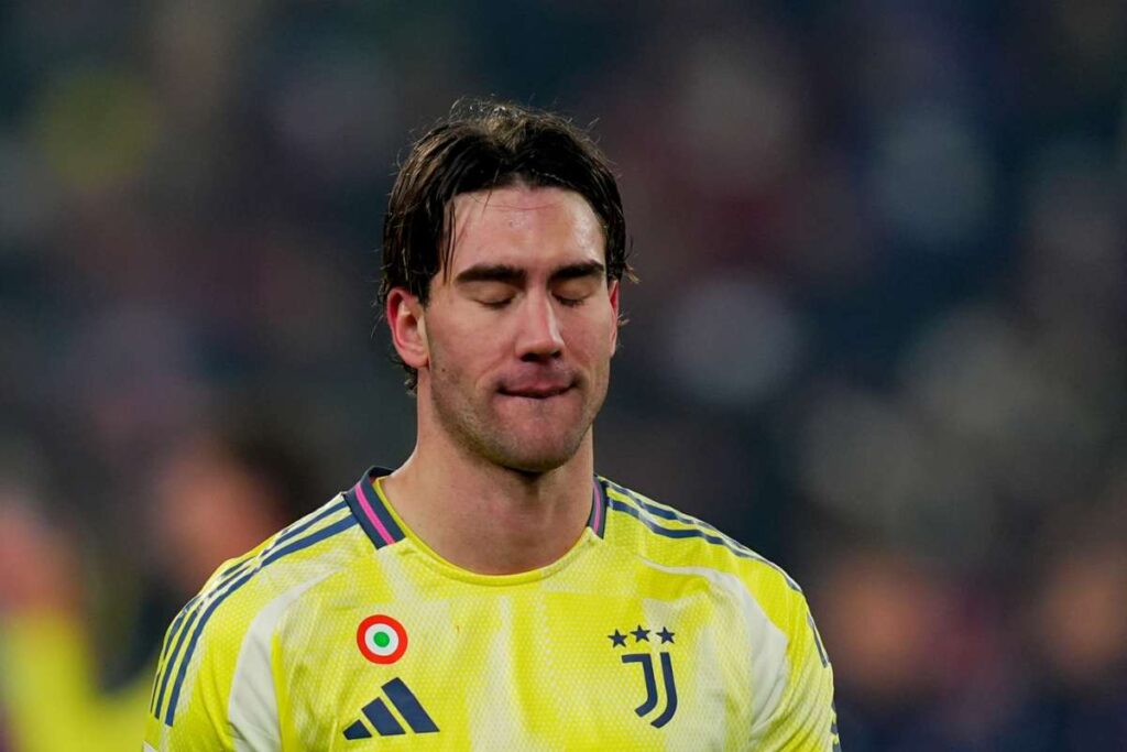 Vlahović in campo con la maglia della Juventus contro il Bologna all'Allianz Stadium