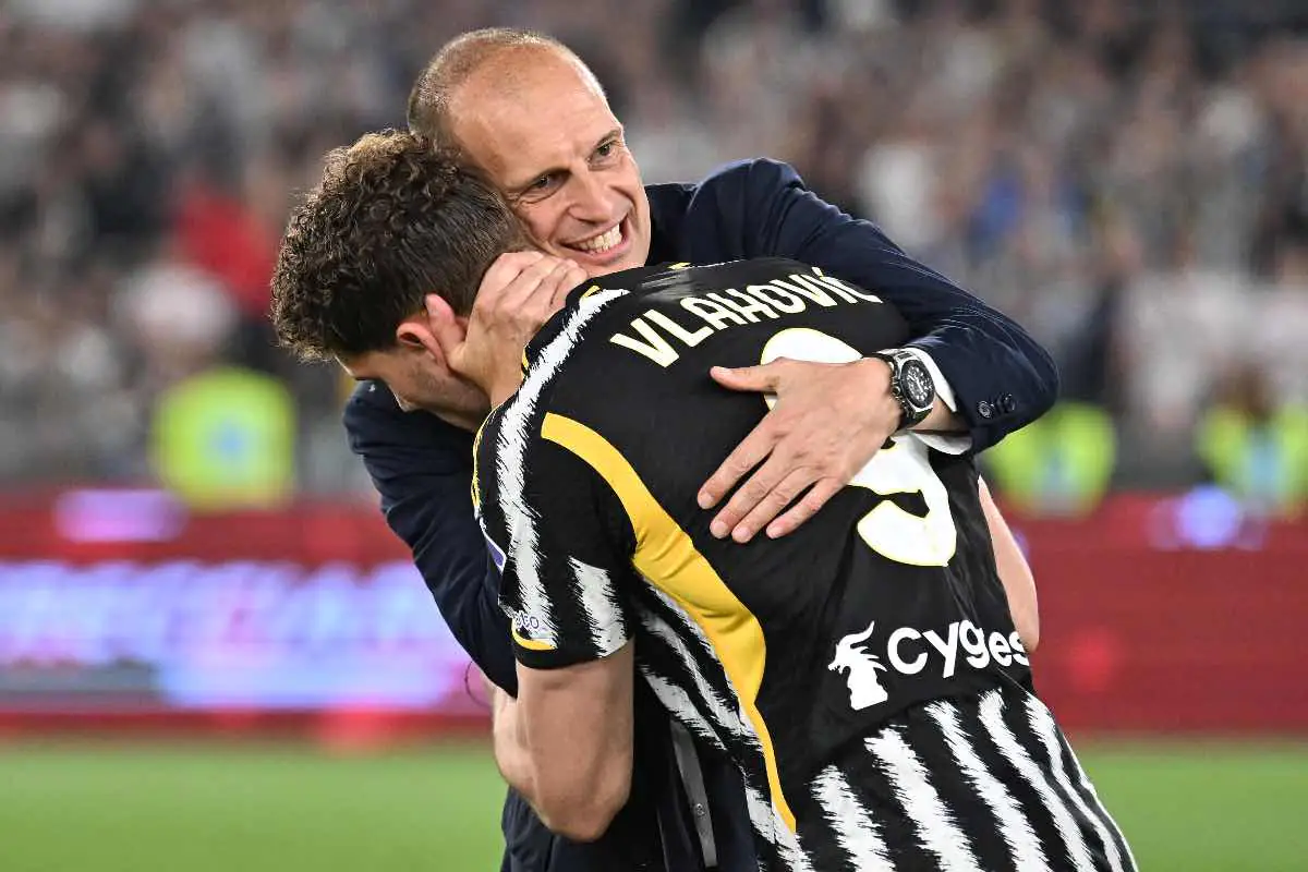 Allegri abbraccia Vlahovic