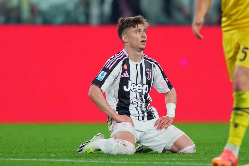 Conceiçao inginocchiato in campo con la maglia della Juventus