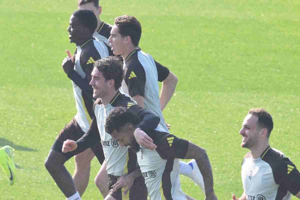 Douglas Luiz durante l'allenamento della Juventus con Vlahovic, Yildiz, Gatti, Weah