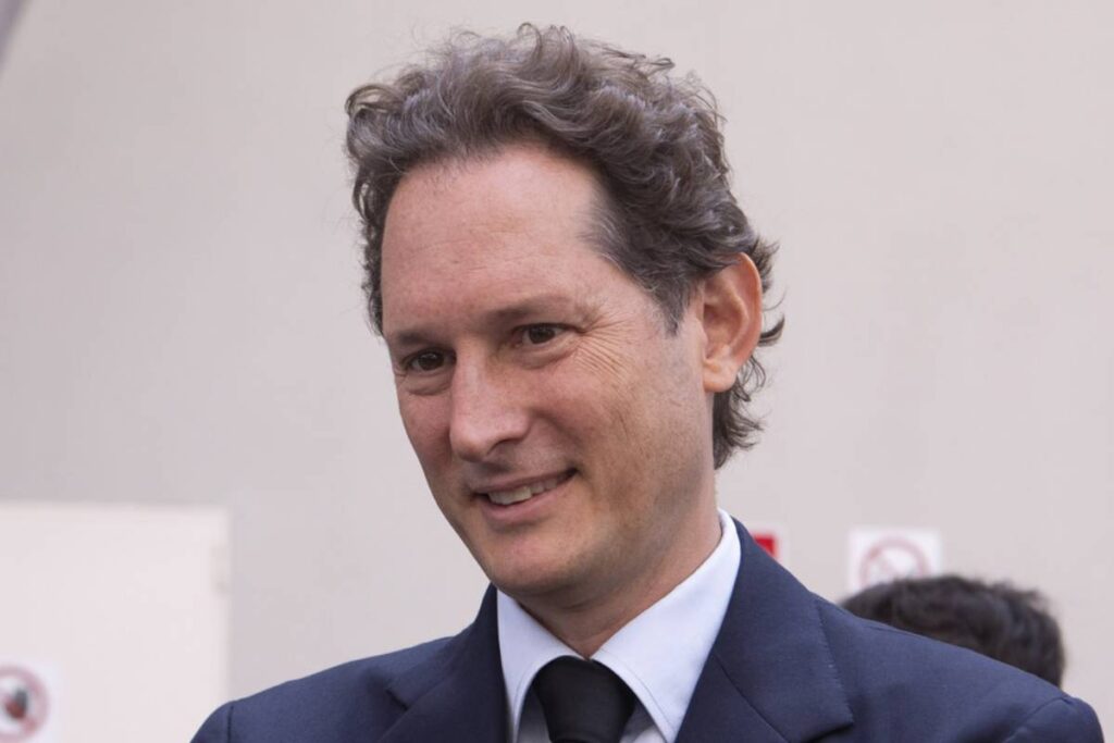 Elkann pensieroso con le braccia conserte