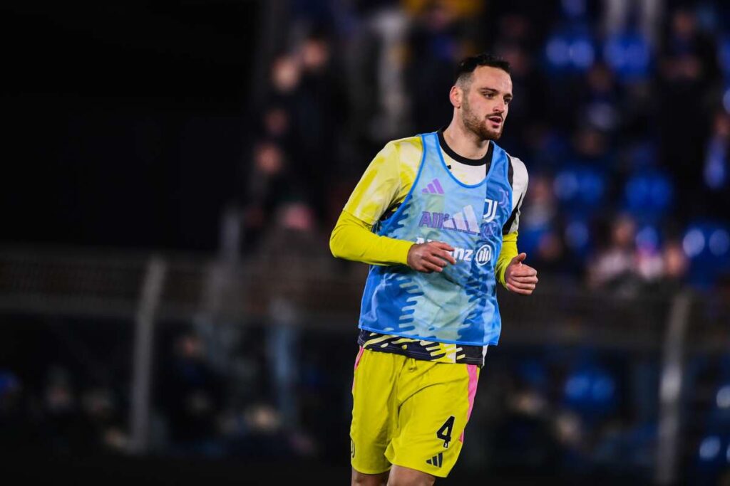 Gatti con indosso gli abiti da riscaldamento della Juventus