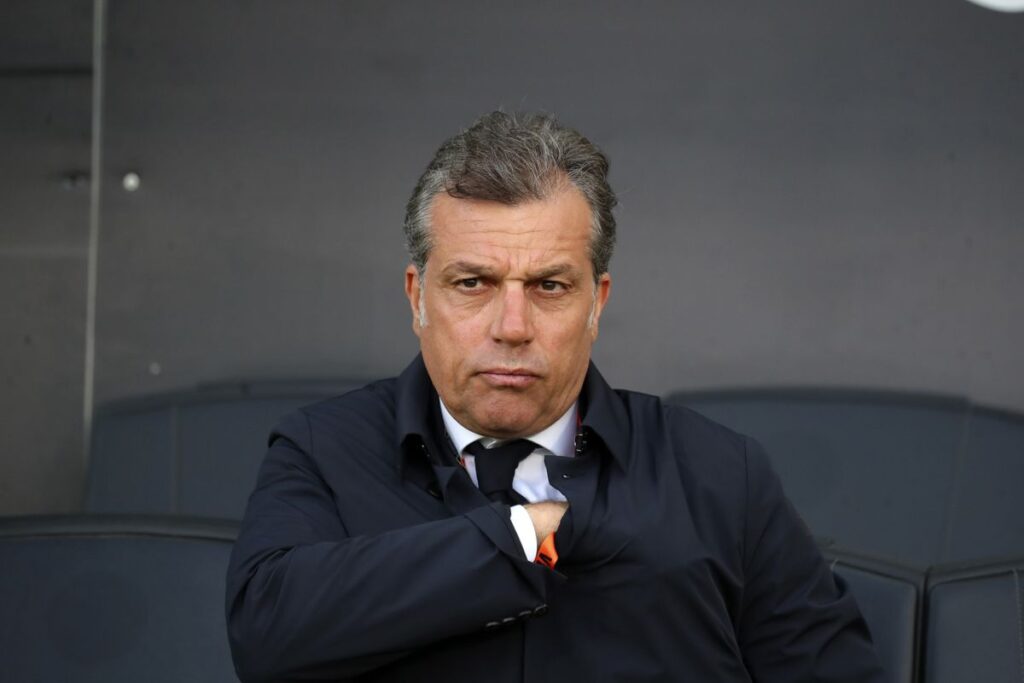 Giuntoli immortalato mentre osserva con una mano nel giubbotto