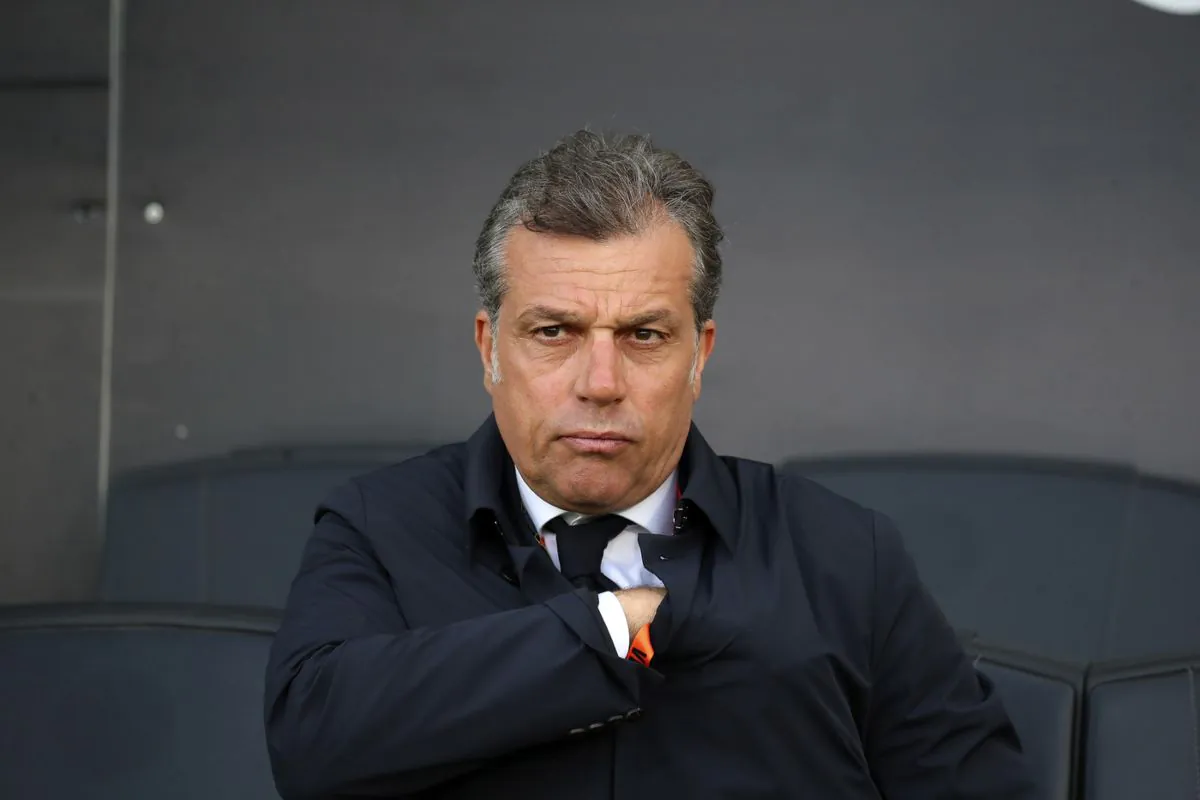 Giuntoli immortalato mentre osserva con una mano nel giubbotto