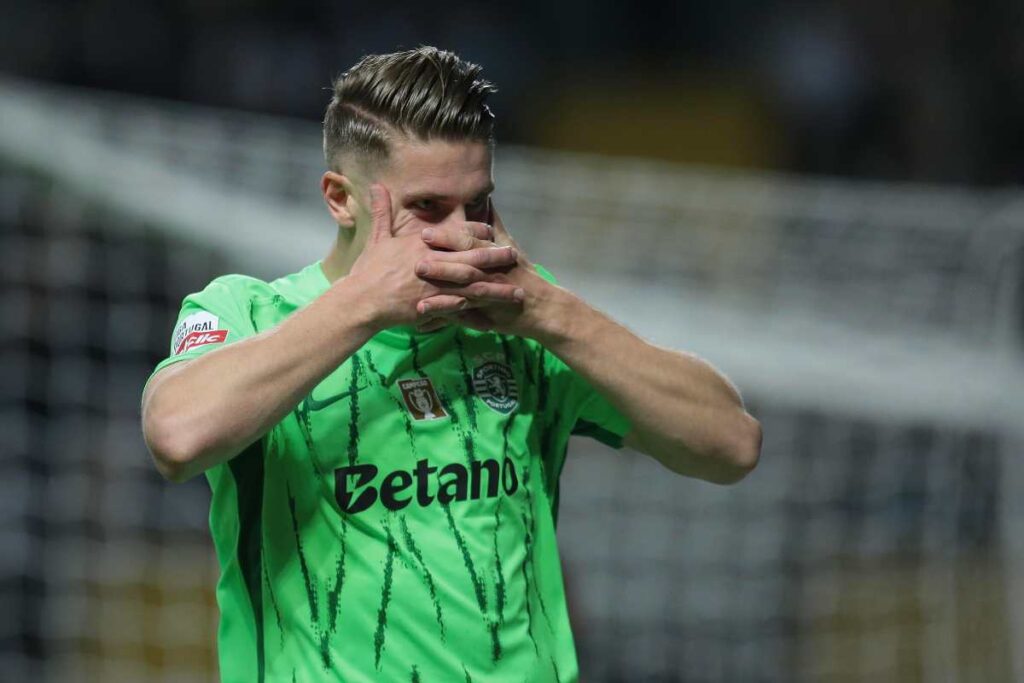 Gyokeres esulta facendo la maschera con indosso la maglia dello Sporting