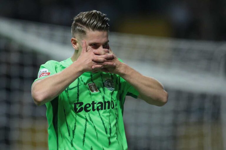 Gyokeres esulta facendo la maschera con indosso la maglia dello Sporting