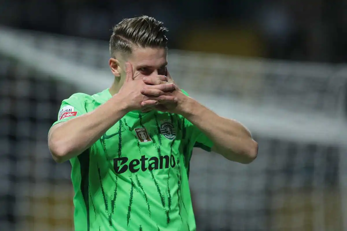 Gyokeres esulta facendo la maschera con indosso la maglia dello Sporting