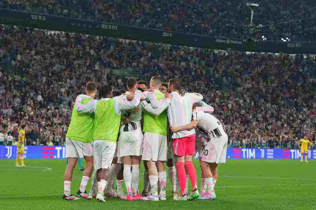 Calciatori abbracciati Juve