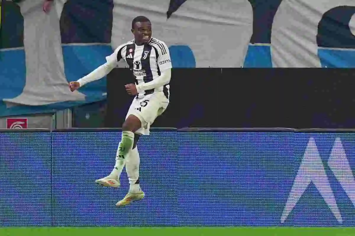 Kalulu esulta con indosso la maglia della Juventus