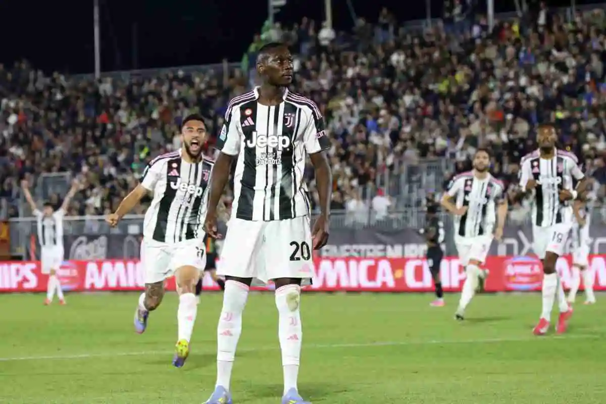 Kolo Muani esulta mimando una posa statuaria con indosso la maglia della Juventus