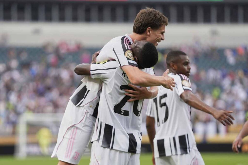 Yildiz e Kolo Muani festeggiano il gol abbracciandosi con Kalulu sullo sfondo