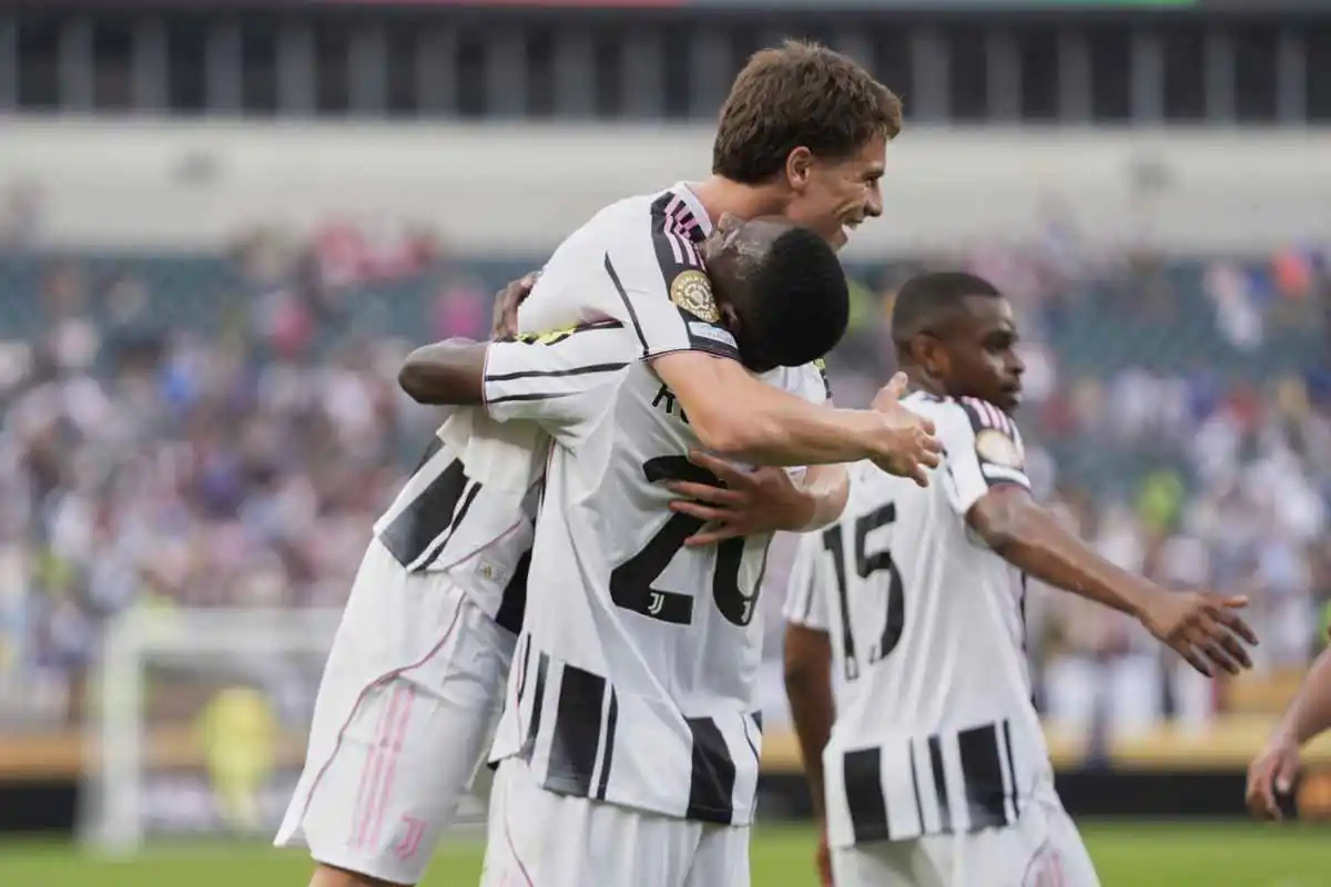 Yildiz e Kolo Muani festeggiano il gol abbracciandosi con Kalulu sullo sfondo