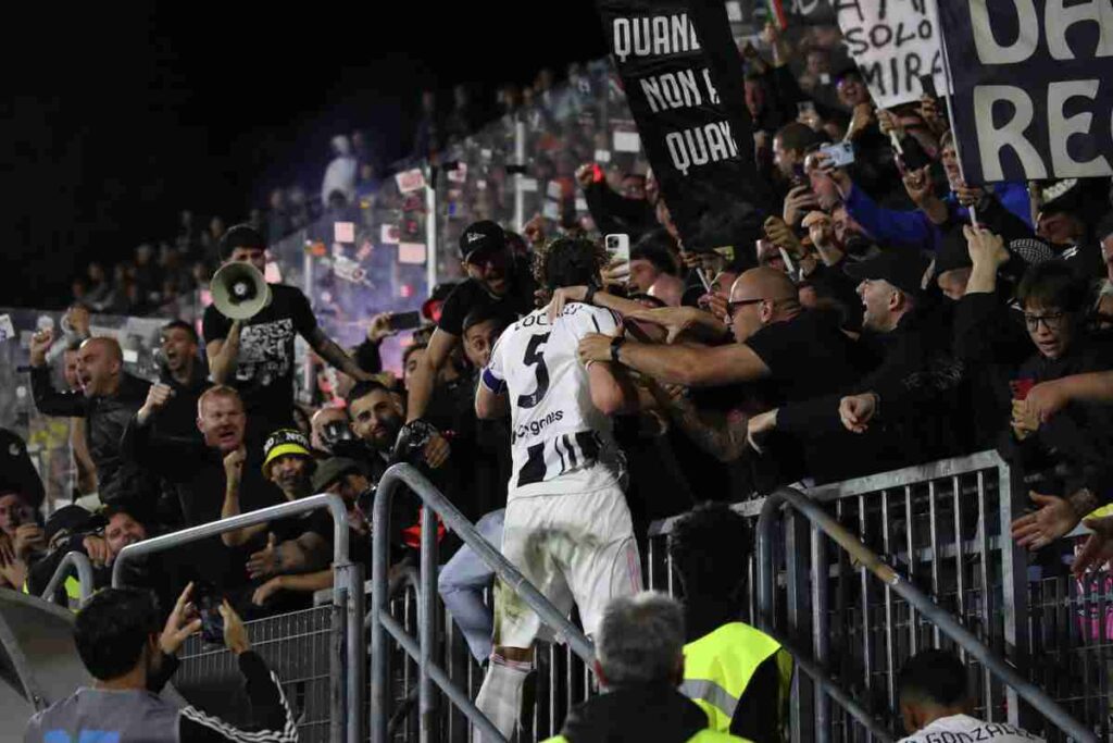 Locatelli esulta con i tifosi della Juventus dopo il rigore trasformato contro il Venezia