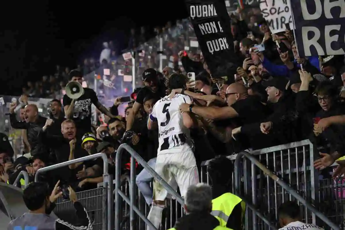 Locatelli esulta con i tifosi della Juventus dopo il rigore trasformato contro il Venezia