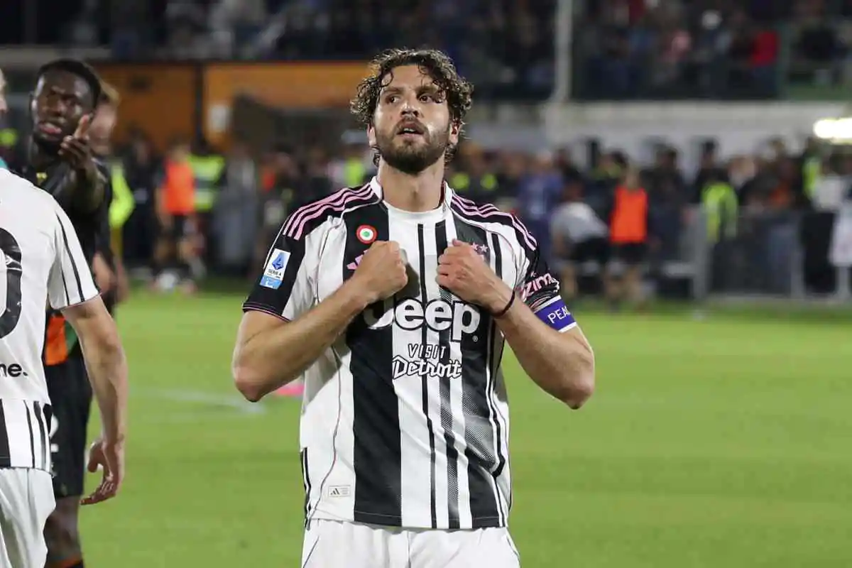 Locatelli si batte i pugni sul petto dopo il rigore segnato contro il Venezia