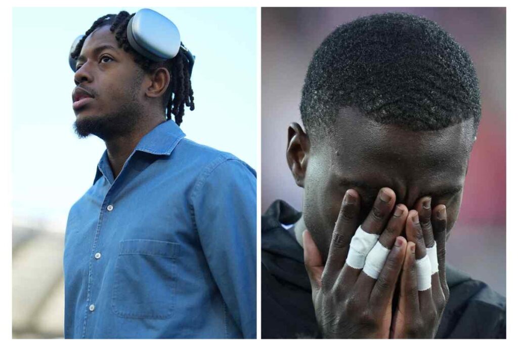 Mbangula a sinistra in abiti borghesi e Weah a destra con le mani sul volto