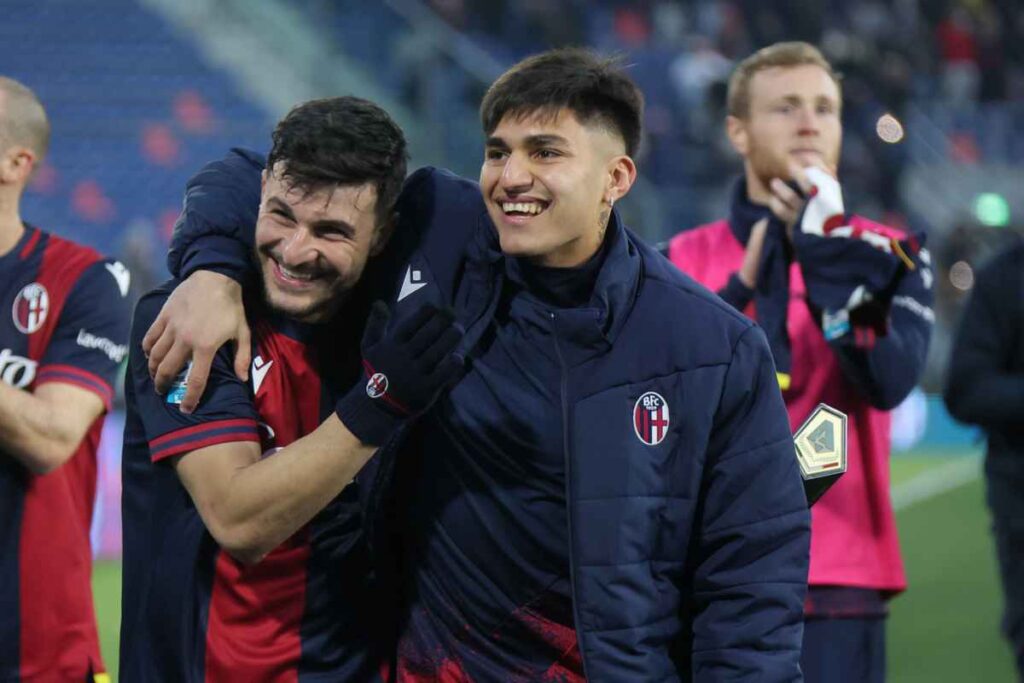 Castro e Orsolini sorridono