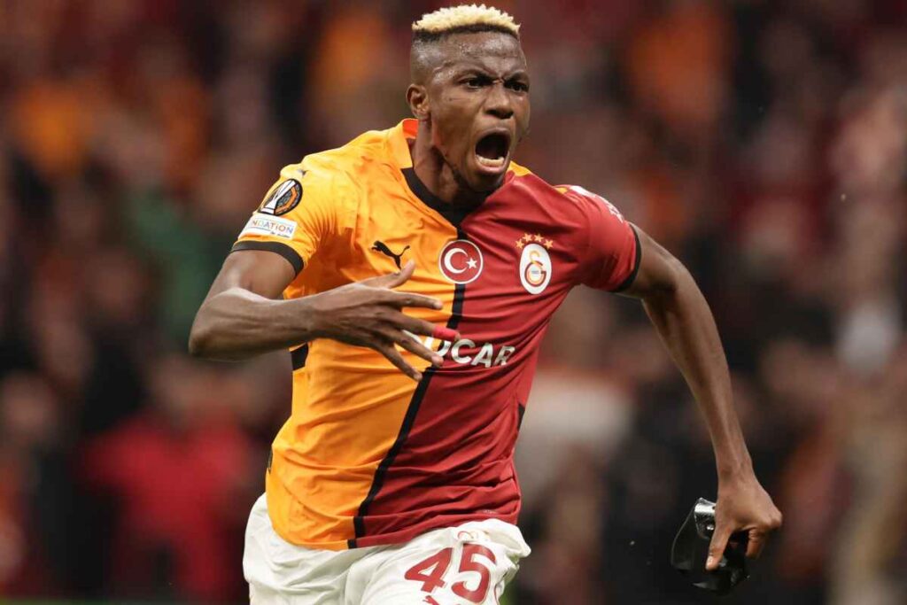 Osimhen esulta con indosso la maglia del Galatasaray