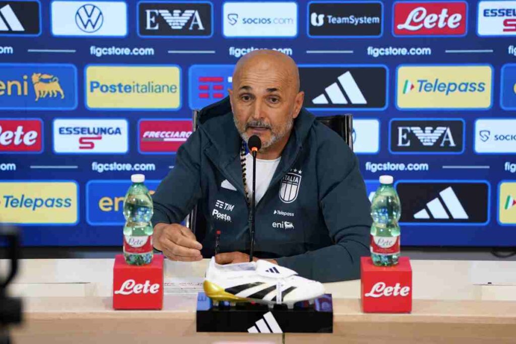 Spalletti immortalato in conferenza stampa