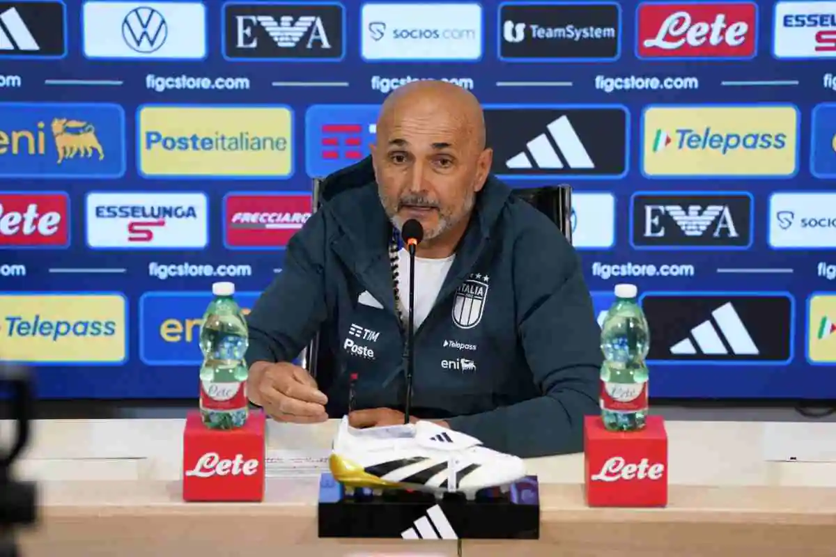 Spalletti immortalato in conferenza stampa