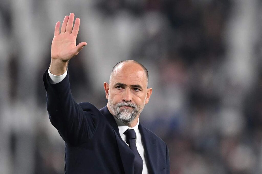 tudor con mano alzata