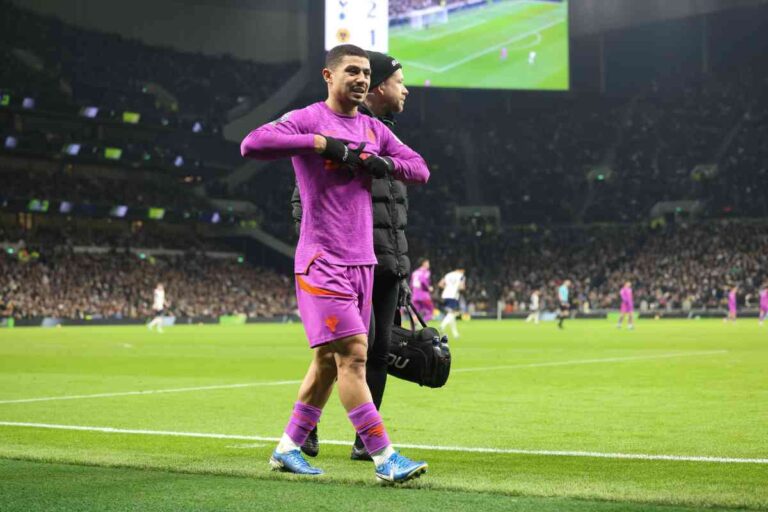 Andre mentre è fuori dal campo