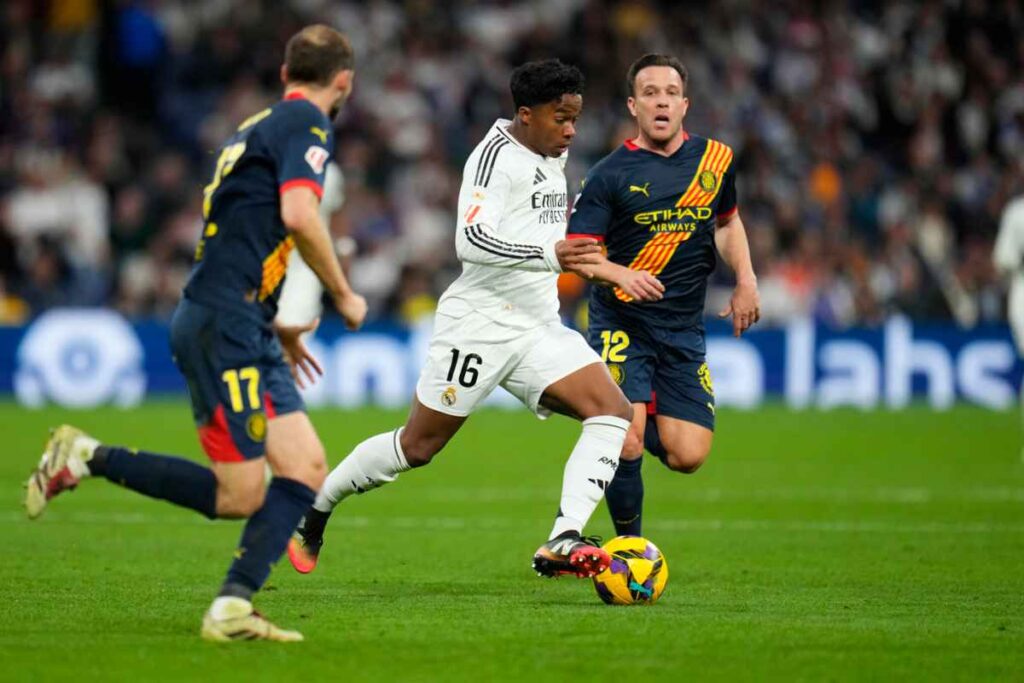 Arthur in campo con la maglia del Girona