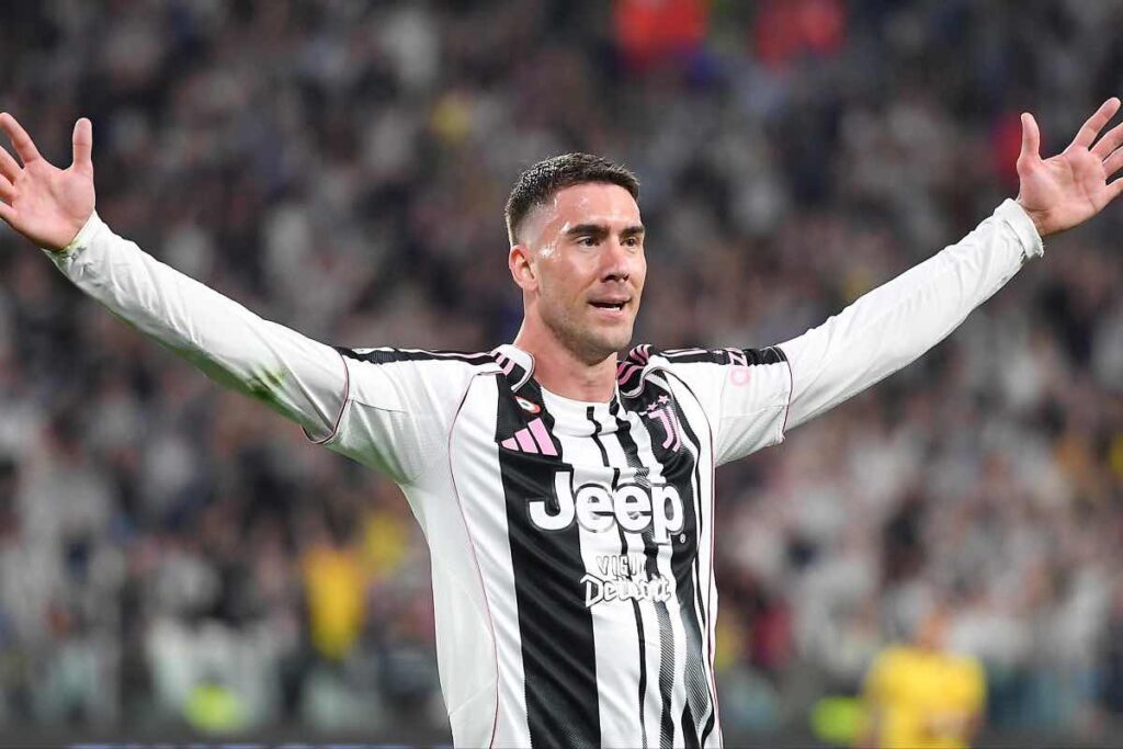 Vlahovic esulta con la maglia della Juventus