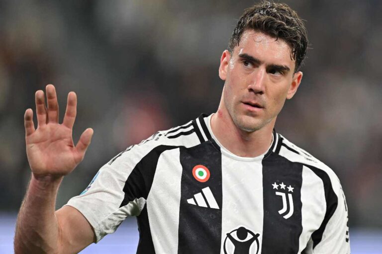 Dusan Vlahovic saluta