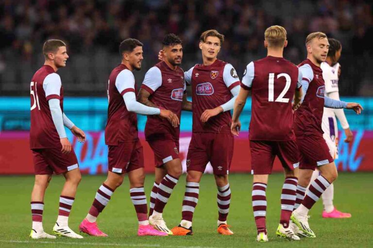 Emerson esulta con i compagni