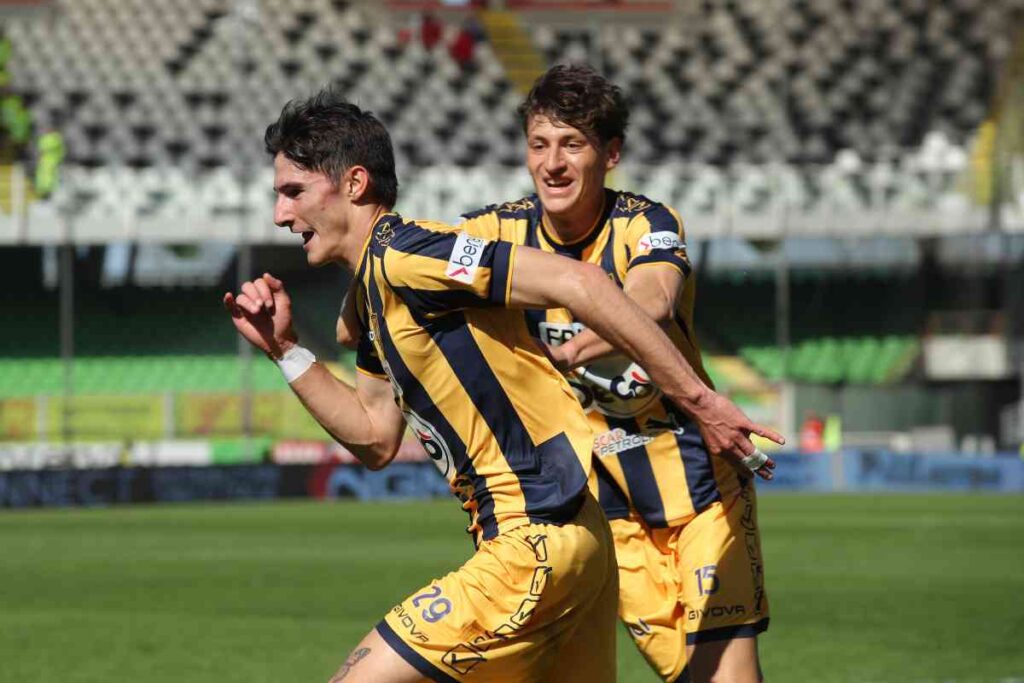 Fortini esulta con il compagno