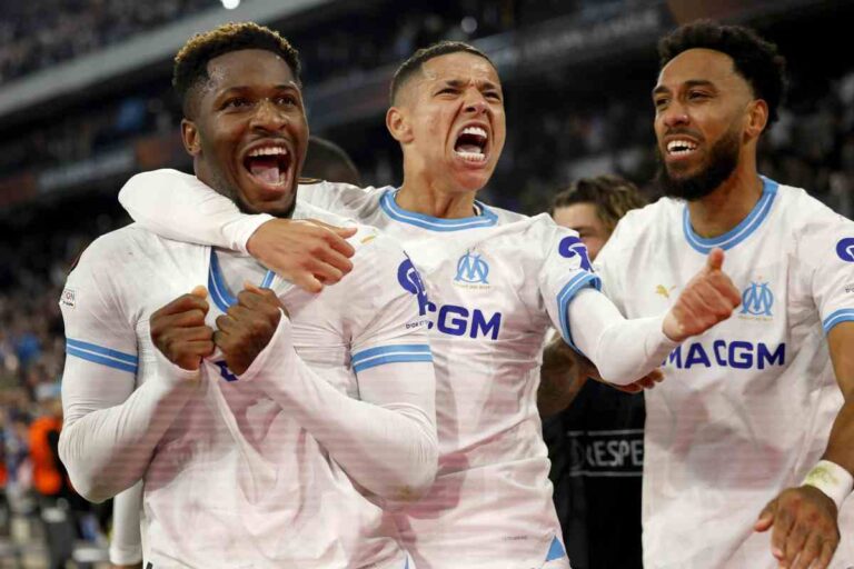 Harit esulta con i compagni