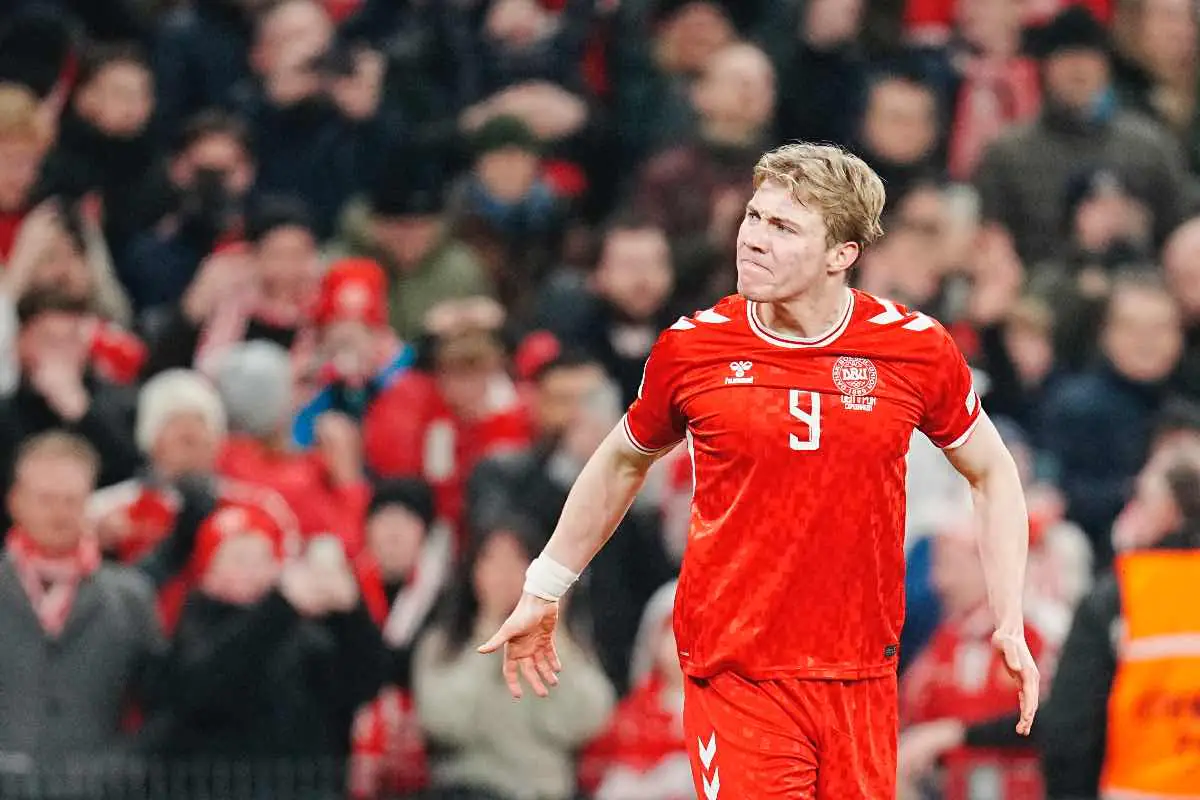 Hojlund con la maglia della Danimarca