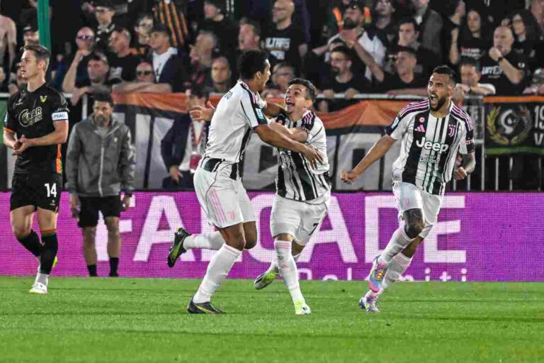 Giocatori Juventus esultano