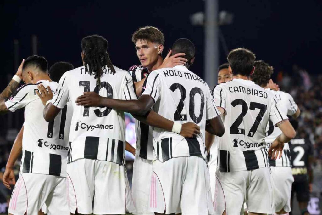 La Juventus esulta a Venezia dopo un gol
