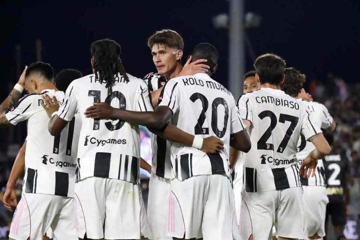 La Juventus esulta a Venezia dopo un gol