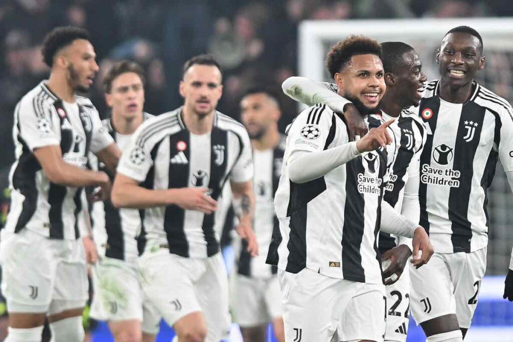 I calciatori della Juventus festeggiano dopo un gol