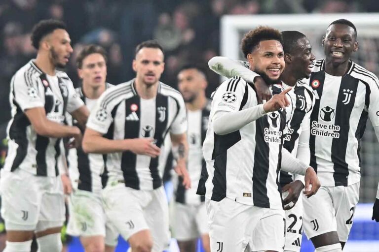 I calciatori della Juventus festeggiano dopo un gol