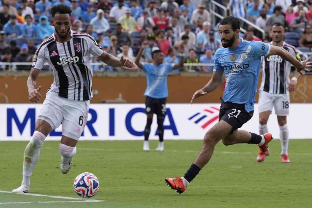 Lloyd Kelly in campo al Mondiale per Club contro il Manchester City