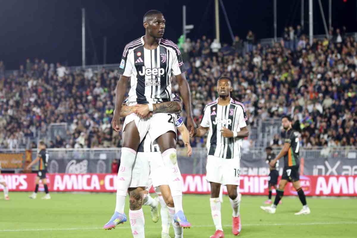 Randal Kolo Muani esulta dopo un gol con la maglia della Juventus