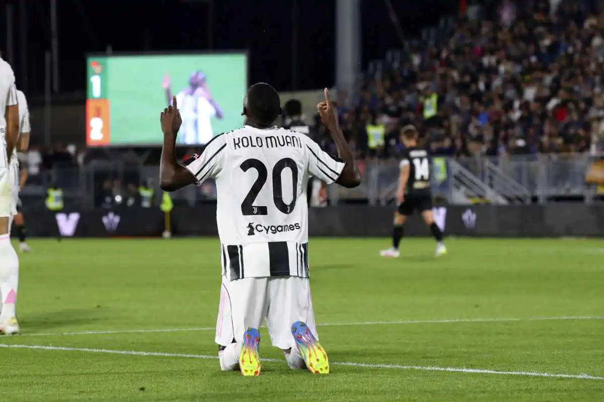 Kolo Muani in campo con la Juve