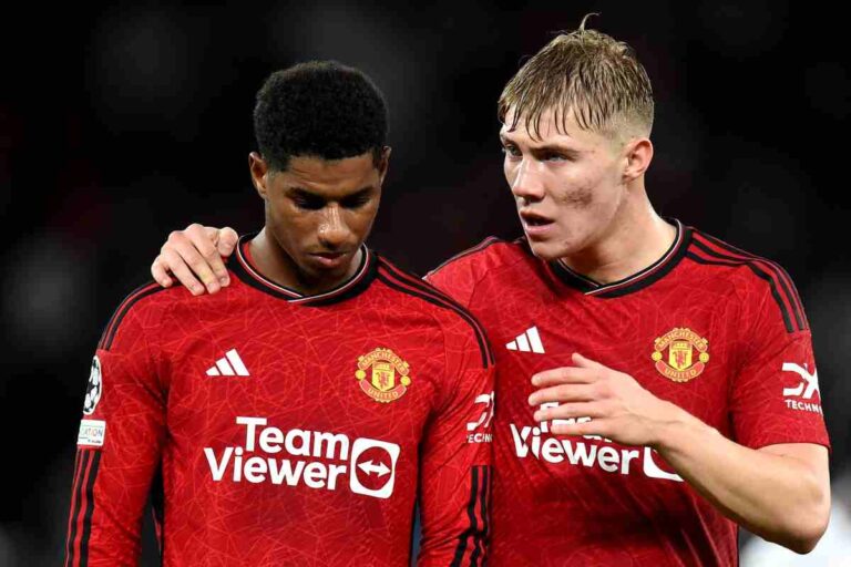 Hojlund discute con Rashford