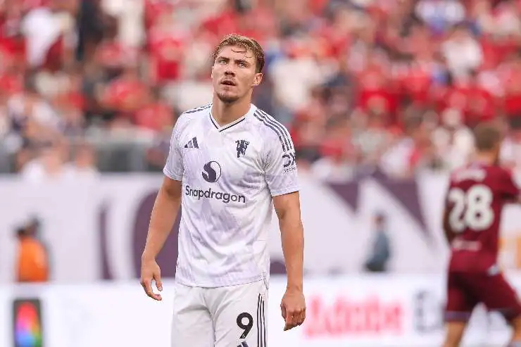 Rasmus Hojlund perplesso