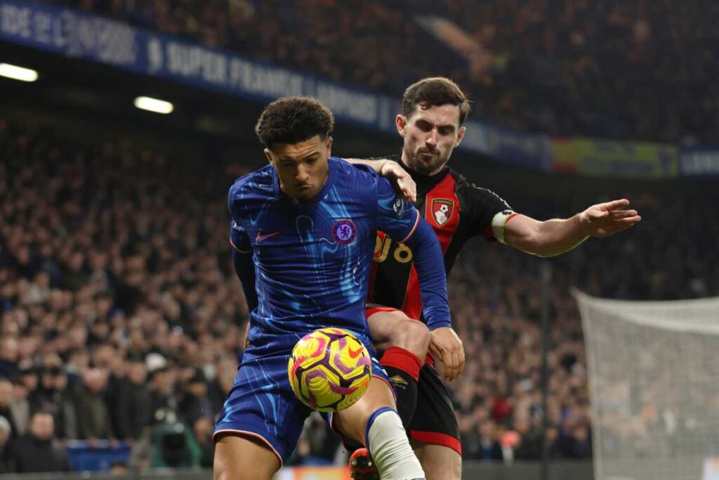 Sancho in campo con la maglia del Chelsea