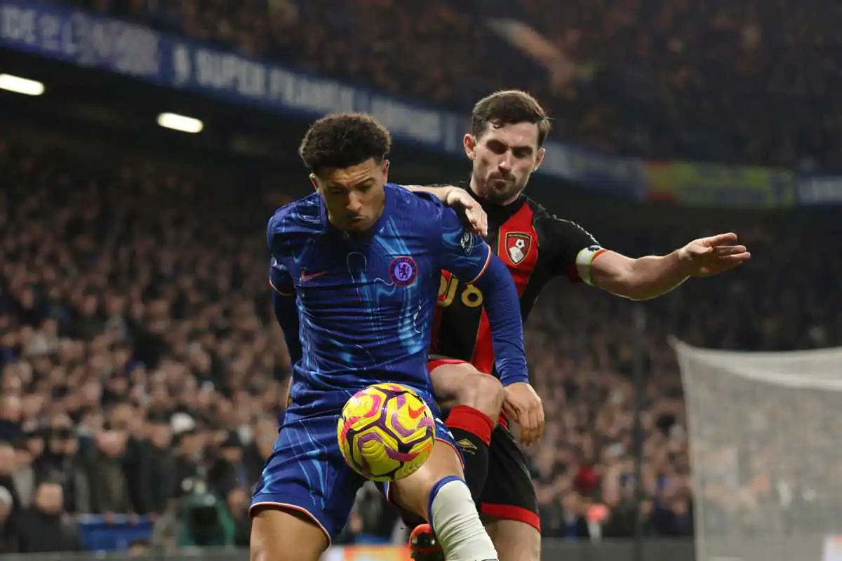 Sancho in campo con la maglia del Chelsea