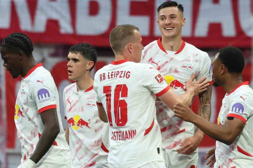 Sesko esulta con i compagni